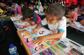Bukan cuman anak paud yang bisa mewarnai dan menggambar, anak smp dan sma bahkan orang tua juga bisa. Berita Tumbuhkan Kreatifitas Anak Usia Dini 150 Paud Ikuti Lomba Mewarnai