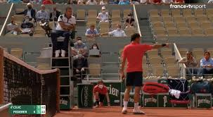 Federer didn't seem too pleased, and they exchanged a few words in french for about three minutes. P7q6vhqf0si61m