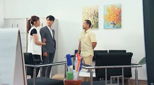 Nga đang muốn vào làm dâu nhà giàu nên giả nai làm gái ngoan từ cách ăn mặc, nói năng để lấy lòng gia đình chồng sắp cưới. Jv4bvnmthej58m