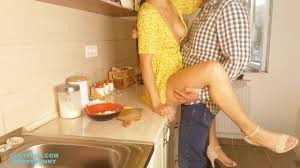 キッチンでセックスをするいたずらな学生