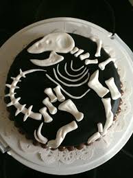 Dinosaur Cake Squelette Dinosaure Gateau En Pate A Sucre Gateau Halloween Pate A Sucre Idee Gateau Gateau Dinosaure