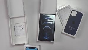 Noir, blanc, produit (rouge), vert et bleu. Iphone 12 France Les Ecouteurs Sont Au Fond De La Boite Iphoneaddict Fr