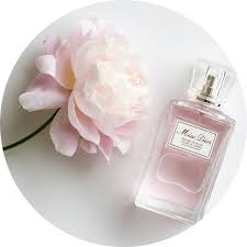 Miss Dior Brume Soyeuse Pour Le Corps Silky Body Mist Miss Dior Brume The Perfume That Makes Your Skin Glow Beautique Perfume Miss Dior Glowing Skin