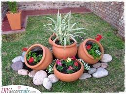 Feb 17, 2021 · river rocks make an interesting border for a bed that's been planted under a cheerful window box. Simple Flower Bed Ideas 25 Lovely Garden Bed Ideas