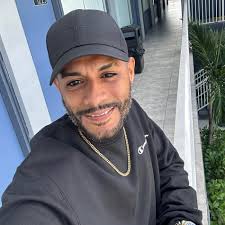 Sistemas de herrajes para puertas correderas. Consiga lo que necesita para  una puerta estilo "barndoor" Llámanos 787-250-1737 o 787-743-6568.  #madecopr #herrajes #madera #construccion #puertas #remodelacion