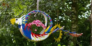 Papagei Aus Alten Reifen Upcycling Alte Autoreifen Gartendeko Deko Fur Den Garten Eine Idee Von Schlueter Christmas Bulbs Christmas Ornaments Holiday Decor