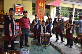 Sejarah alat musik rebab dan cara memainkannya. Yakin Kamu Tahu Lima Alat Musik Tradisional Lampung Banyak Yang Unik