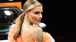 Sie ist nicht die einzige prominente, bei der liebe unter die haut ging. Sophia Thomalla Sophia Thomalla Brust Raus Hier Gewahrt Sie Tiefe Einblicke Brigitte De Sophia Thomalla Has Long Been Highly Interested In Cryptocurrencies Especially Blockchain Technology Alainah Friar