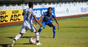 Menit 66 pertandingan persahabatan persib vs persikabo terhenti sejenak setelah pemain kedua kubu saling dorong menyusul pelanggaran abduh lestaluhu terhadap pemain nomor 3 persib, ardi idrus. Duel Sengit Persib Vs Tira Persikabo Supardi Untung Tak Ada Yang Cedera