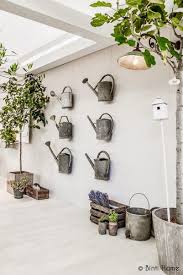 Si necesitas inspiración para decorar las paredes de tu hogar toma nota de esta idea. Descubrimos Nuevos Blogs De Decoracion Regaderas De Jardin Rincon De Jardin Decoracion Pared Exterior