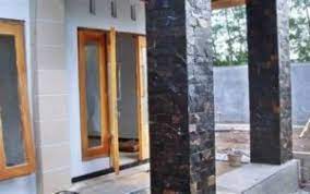 Teras rumah bukan hanya sekedar untuk mempercantik eksterior, tetapi juga melindungi area depan rumah, seperti pintu dan jendela dari sinar matahari maupun hujan. Desain Tiang Teras Rumah Minimalis Batu Alam Sinergi Stone