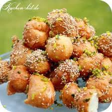 Susse Teigballchen Lokma Bzw Loukoumades Sind Susse Teigballchen Und Im Gesamten Sehr Bekannt Zum Servieren Werden Loukmas In Hefeteig Teig Lebensmittel Essen