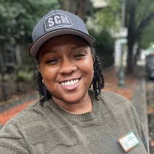 Chris Brown은 자신의 11:11 투어에서 자신의 셔츠를 벗어달라는 팬들로부터 요청을 들어왔다. “나는 계속해서 셔츠를  벗어달라는 요청이 들어온다. 그래도 난 내 옷이 좋아 🤣”