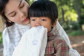 Sudah tidak perlu khawatir lagi kan saat si kecil terserang demam? Bayi Dan Anak Muntah Mana Yang Normal Dan Berbahaya Hello Sehat