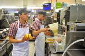 Sunteti necalificat si va doriti un loc de munca in strainatate si un salariu bun?angajam in germania la fabrici de ambalat si etichetat produse alimentare.se lucreaza la banda, ambalat (oua, lapte, zahar, produse de panificatie, legume. Mcdonald S Si Kfc Fac AngajÄri Ce Salariu PoÅ£i Castiga FÄrÄ ExperienÅ£Ä Sau Studii Superioare