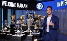 Avvalroq o'zbekiston terma jamoasi va italiyaning jenoa klubi hujumchisi eldor shomurodov yaqin vaqt ichida xabar qilinishicha, jenoa shomurodov transferidan 20 million yevro ishlab olmoqchi. Inter Calhanoglu Ha Scelto Il Numero Di Maglia Era Di Un Beniamino Dei Tifosi Calcio News 24