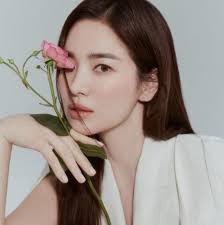 Back in february of 2020, as per a report on pinkvilla, the crash landing on you cast member and song hye kyo were dating again after the two went their separate ways in 2011 and had reportedly moved on from each other. Song Hye Kyo Shares About Her Upcoming Drama And More News Wwc