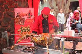 Kambing guling muda kang cecep menyediakan bakar kambing guling muda spesial untuk hal ini menyebabkan kurang meresapnya bumbu ke dalam lapisan daging juga daging kambing menjadi. Ketagihan Cicipi Kambing Guling Ajib Tanpa Bau Prengus