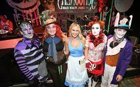 Find great deals on ebay for alice aux pays des merveilles. 1001 Idees Pour Organiser La Meilleure Soiree Deguisee Theme Deguisement Soiree Deguisee Soiree Thematique