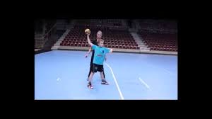 May 30, 2020 · 体力測定の1種であるハンドボール投げでいい結果を出すためには、幾つかのコツが必要です。正しいフォームや体の使い方などを知ることで、平均を大きく上回る高得点が期待できます。ハンドボール投げで飛距離を伸ばすための方法を習得して体力測定の得点アップ！ ãƒãƒ³ãƒ‰ãƒœãƒ¼ãƒ« æŠ•ã'æ–¹ Youtube