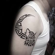110 Auffallend Wolf Tattoo Designs Mit Bedeutung Tattoo Ideen Tribal Wolf Tattoo Wolf And Moon Tattoo Wolf Tattoo Design