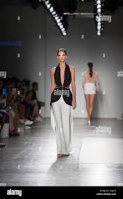 Stephanie mode -Fotos und -Bildmaterial in hoher Auflösung