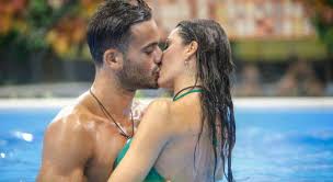 Il modello mette inaspettatamente un punto al loro eterno tira e molla. Elisabetta Gregoraci Bacio Al Gfvip Con Pierpaolo Petrelli E Battutina Su Briatore