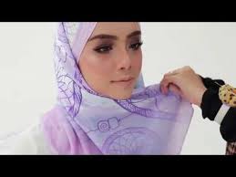 Tutorial hijab ringkas oleh mira filzah menggunakan tudung galeri ariani, koleksi pure basic eyelash shawl. Mira Filzah Hijab Tutorial