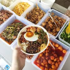 Saya bekerja sampai tengah hari , jadi saya bekerja sampai. Makan Tengah Hari In English