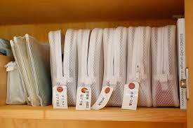 保険証 診察券 通帳 印鑑 デジカメ類はビニールの袋にそれぞれ収納 幅をつめられるので場所を取らず さらにそのまま持ち出すこともできて便利 収納 アイデア インテリア 収納 収納