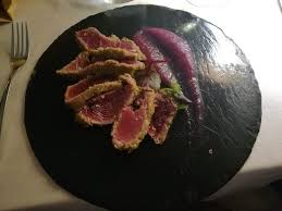 Affettate finemente le cipolle e fatele stufare in una casseruola antiaderente con 3 cucchiai d'acqua per circa 10 minuti. Tonno Con Salsa Di Cipolle Rosse E Lamponi Picture Of Matermatuta Rome Tripadvisor