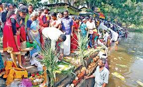Aadi perukku festival or aadiperukku is a famous south indian festival, celebrated especially in the state of tamil nadu, india. Thousands Throng Hogenakkal For Aadi Perukku Festival