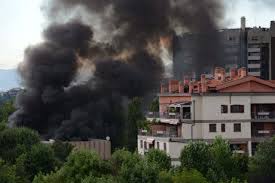Incendio in un grattacielo a milano, parlano i testimoni che sono fuggiti dall'inferno di fuoco sprigionatosi nella torre del moro. Incendio A Milano In Via Dei Tulipani Le Fiamme Devastano Un Appartamento 10alle5 Quotidiana