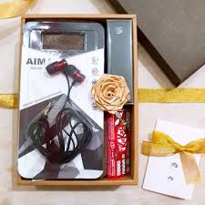 Baik lelaki mahupun wanita, masalah yang sering dihadapi mereka ialah kesukaran memilih minyak wangi sesuai disebabkan kemunculan pelbagai jenis aroma di pasaran dalam perisa berbeza. Birthday Gift Box 3 Hadiah Ulang Tahun Pacar Teman Cowo Shopee Indonesia