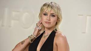 Miley Cyrus: DIESER Striptease legt ganz Instagram lahm | news.de