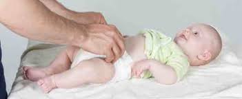 Oft (aber nicht immer) lässt ihr baby sie wissen, dass es eine frische windel braucht. Alles Eine Frage Der Ubung Windeln Wechseln Kosmetik Org