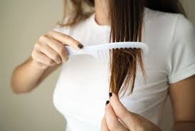 Chute De Cheveux Un Traitement Naturel Aux Huiles Essentielles Pour La Freiner Chute De Cheveux Cheveux Emmeles Anti Chute Cheveux