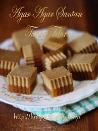 Place water and gula melaka into a saucepan and simmer until gula melaka melted. Resepi Agar Agar Santan Gula Merah