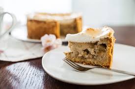 Die frischkäsecreme auf den gekühlten teigboden gießen. Rhabarberkuchen Mit Vanillepudding Und Baiser Eine Cremig Fruchtige Versuchung Was Wir Lieben