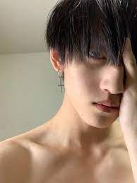 黒髪男子 男の子 マッシュ 黒髪マッシュ マッシュ男子 エモい エモ 美少年 美男子 イケメン 韓国男子 悲しい 切ない かっこいい 肌 綺麗 美少年 画像 素敵な男性