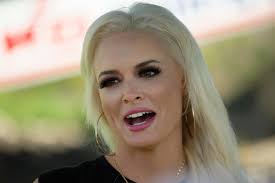 Daniela katzenberger lässt vor laufender kamera die hüllen fallen. Daniela Katzenberger Postet Foto Mit Braunen Haaren Express De