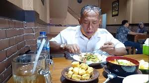 Gambar buah pir, mobil, petinju, pedang dan orang tidur/kecap dan ikan. Empuknya Menu Daging Bebek Di Resto Bebek Goreng Harissan Tribun Jambi