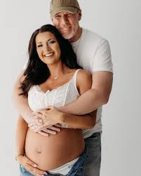 What do I see here? Yes, my beautiful wife @amandaecannon looks incredible.  But you don't have to look too closely to see love, blessings excitement  and so much more. Quite a moment