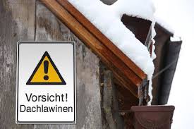 Vorsicht dachschnee vorlage / warnschild achtung erhohte rutschgefahr auf der treppe bei schnee und regen : Jetzt Auf Dachlawinen Vorbereiten Dachlawinenschutz Ist Pflicht