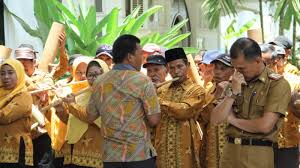 Setiap kali tampil, musik ini dimainkan minimal oleh 60 orang. Musik Bambu Sambut Kedatangan Penilai Kabupaten Sehat Di Enrekang Tribun Timur
