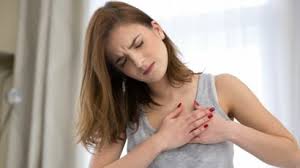 Crise cardiaque est le terme couramment utilisé pour désigner l'infarctus du myocarde. Detresse Respiratoire Ou Crise Cardiaque Comment Aider Son Chien Femme Actuelle Le Mag