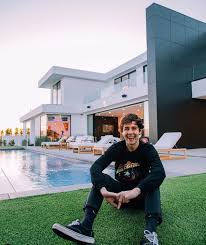 David dobrik made his return to youtube and splashed out with a big reveal. David Dobrik Makes Youtube Comeback With 9 5 Million La Mansion House Tour Itp Live