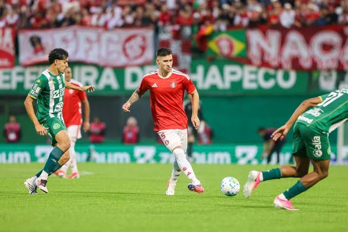Internacional vence Chapecoense fora de casa e quebra jejum de dez jogos no Brasileir&atilde;o
