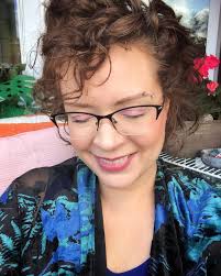 Becky is a Reiki healer and here she uses light codes and reiki hand  movement to send healing. Take it in. ☀️✨💚