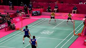 Players can hit the shuttlecock at speeds of up to 180mph (288kph) toward their opponent. Alles Uber Badminton Regeln Geschichte Sportsregras